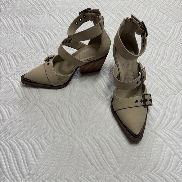 Very G Shoes - Very G Irina Women’s Tan Western Heel Ankle Boot. Size 7